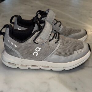 On Running Kids Sneakers in Gray and Black